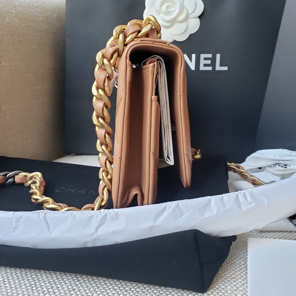 Authentic Brand New Chanel 19 WOC 21K - Picture 3 of 10
